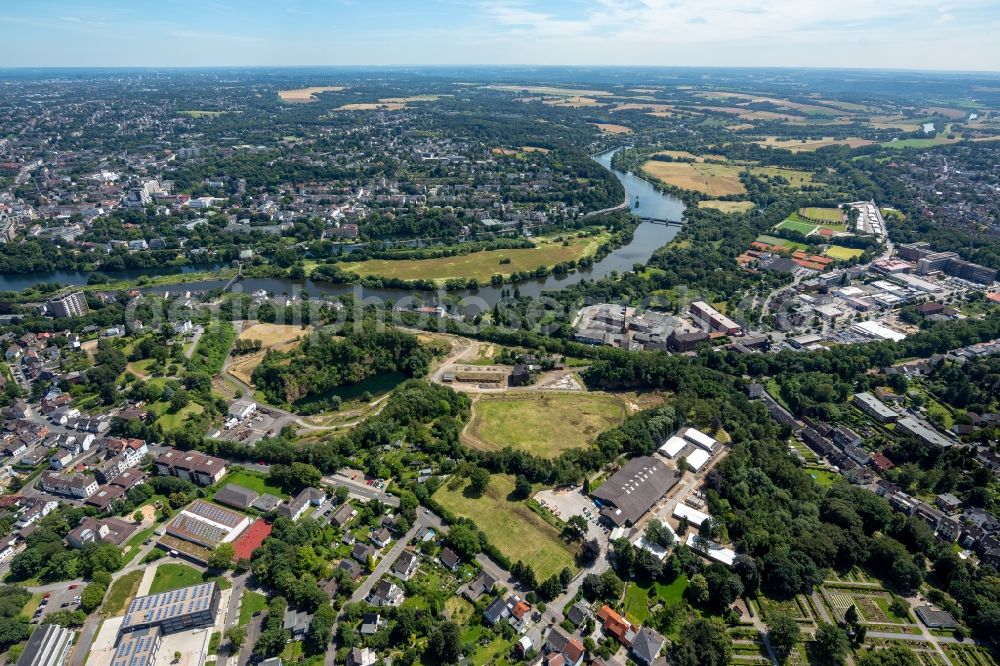 Aerial photograph Mülheim an der Ruhr - Riparian zones on the course of the river the former quarry Rauen in Muelheim on the Ruhr in the state North Rhine-Westphalia