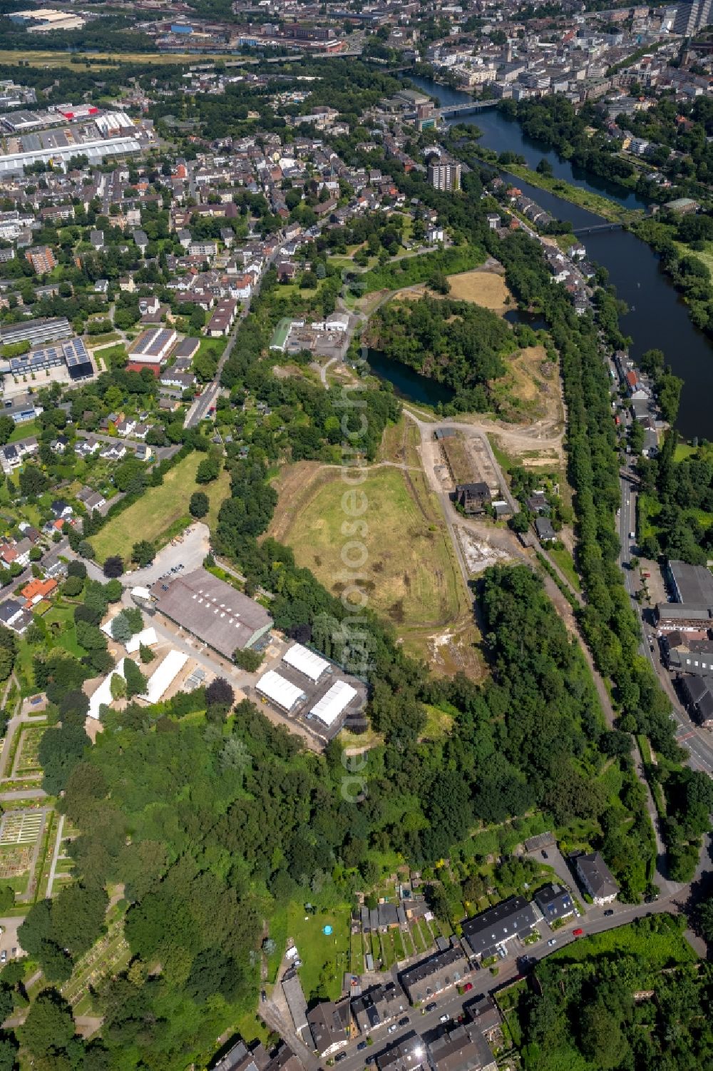 Mülheim an der Ruhr from the bird's eye view: Riparian zones on the course of the river the former quarry Rauen in Muelheim on the Ruhr in the state North Rhine-Westphalia