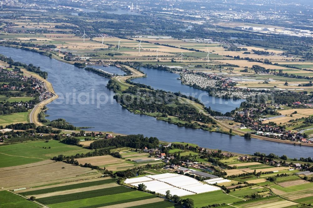 Aerial image Hamburg - Riparian zones on the course of the river of Elbe with Blick auf den Hohendeicher See and den Hafen Oortkaten in Hamburg, Germany