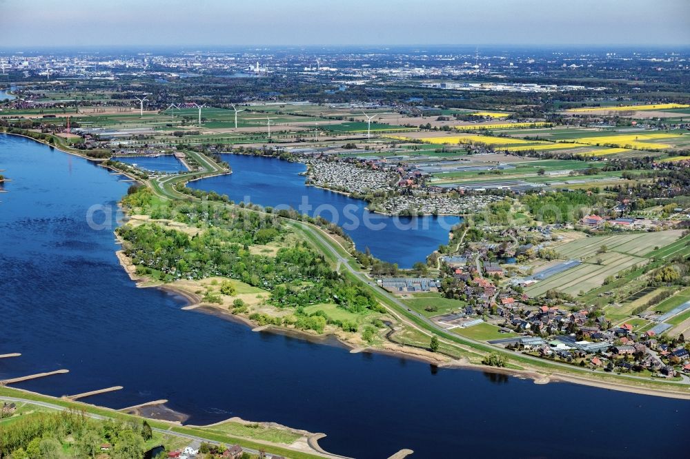 Aerial photograph Hamburg - Riparian zones on the course of the river of Elbe with Blick auf den Hohendeicher See and den Hafen Oortkaten in Hamburg, Germany