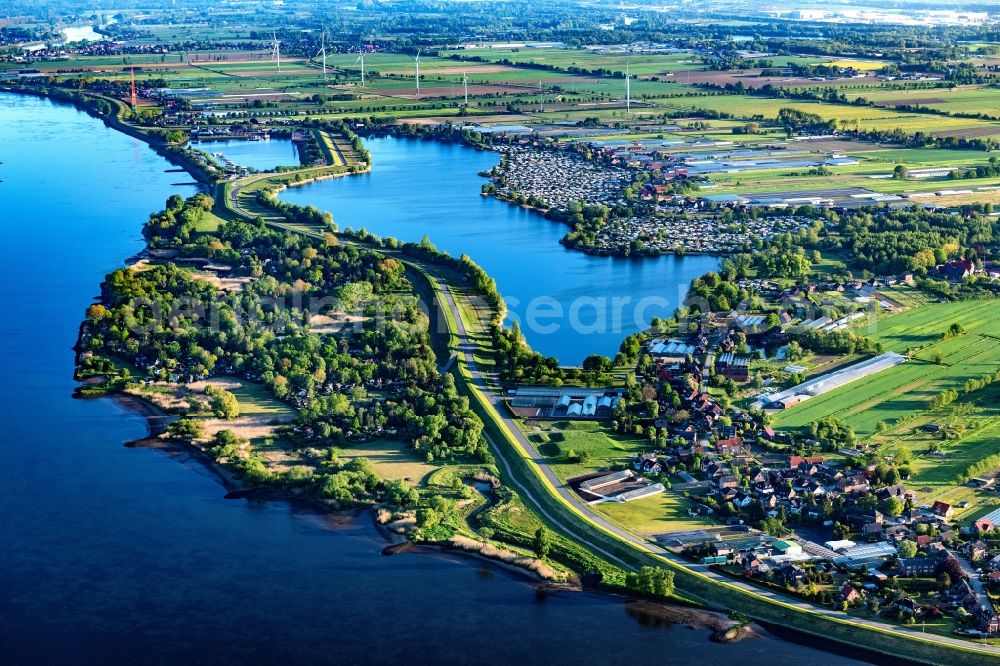 Hamburg from the bird's eye view: Riparian zones on the course of the river of Elbe overlooking the Hohendeicher See and the port Oortkaten in Hamburg, Germany