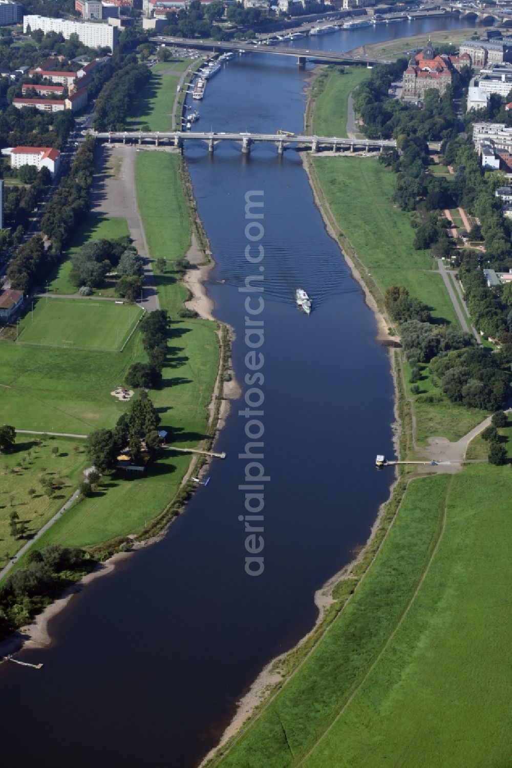 Dresden from the bird's eye view: Riparian zones on the course of the river of Elbe through downtown in Dresden in the state Saxony