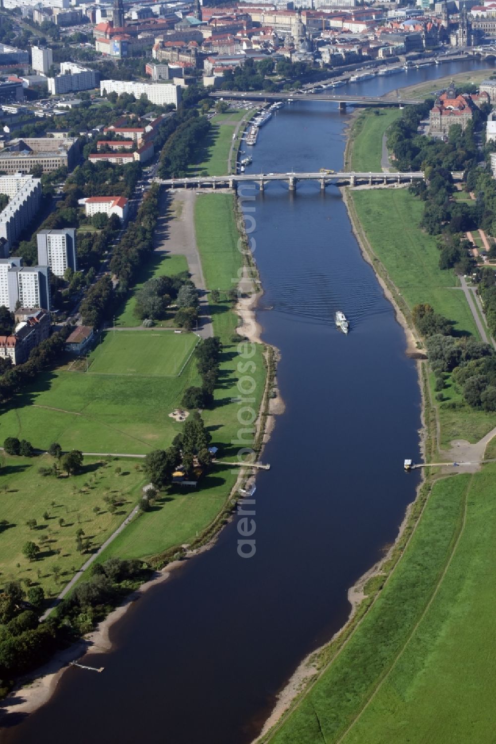 Aerial image Dresden - Riparian zones on the course of the river of Elbe through downtown in Dresden in the state Saxony