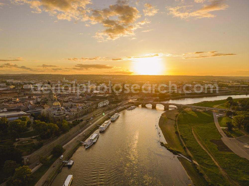 Dresden from the bird's eye view: Bank areas along the course of the Elbe on the banks of the Elbe in Dresden in the federal state of Saxony, Germany