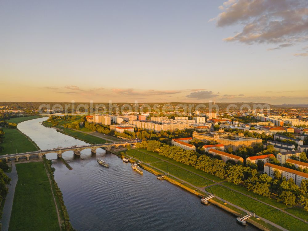 Aerial photograph Dresden - Bank areas along the course of the Elbe on the banks of the Elbe in Dresden in the federal state of Saxony, Germany