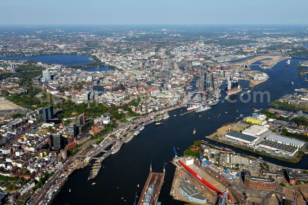 Aerial photograph Hamburg - Riparian zones on the course of the river Elbe along the gangplanks Port Birthday in district St. Pauli in Hamburg