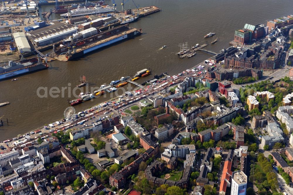 Hamburg from above - Riparian zones on the course of the river Elbe along the gangplanks Port Birthday in district St. Pauli in Hamburg