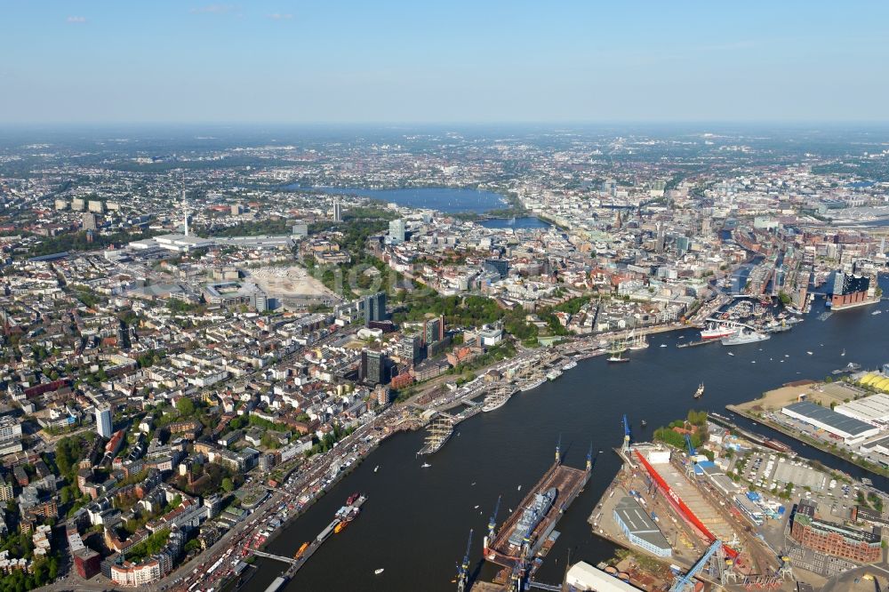 Hamburg from the bird's eye view: Riparian zones on the course of the river Elbe along the gangplanks Port Birthday in district St. Pauli in Hamburg