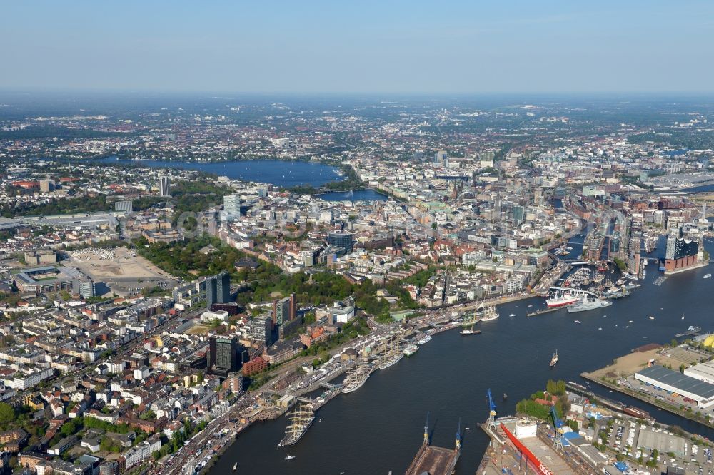 Aerial image Hamburg - Riparian zones on the course of the river Elbe along the gangplanks Port Birthday in district St. Pauli in Hamburg