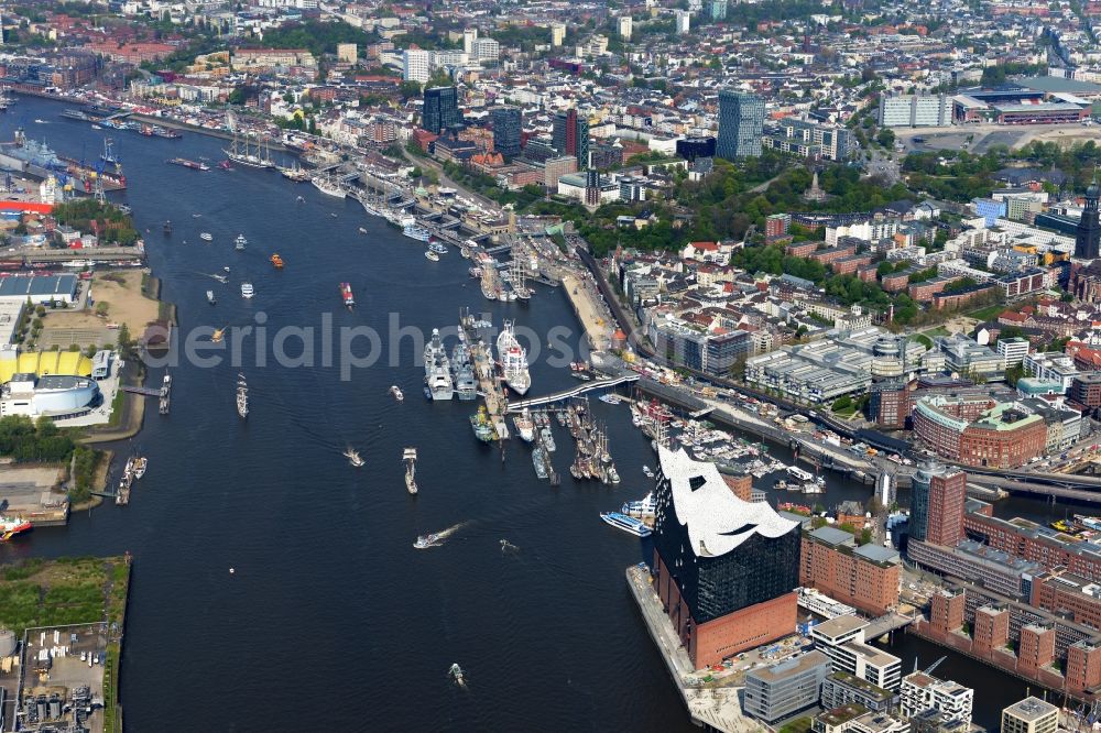 Aerial photograph Hamburg - Riparian zones on the course of the river Elbe along the gangplanks Port Birthday in district St. Pauli in Hamburg