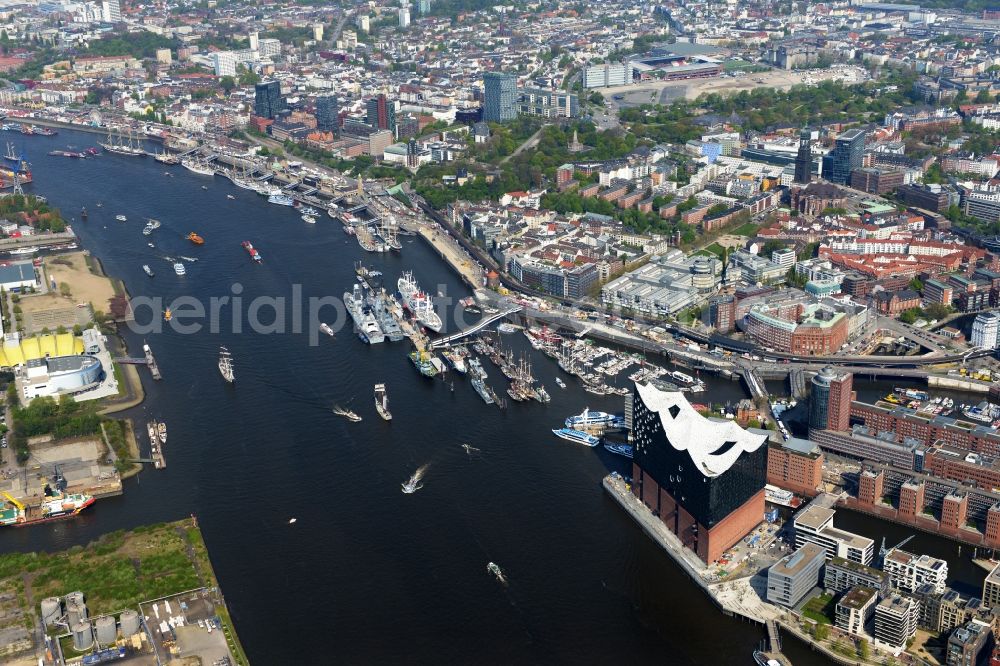 Hamburg from above - Riparian zones on the course of the river Elbe along the gangplanks Port Birthday in district St. Pauli in Hamburg