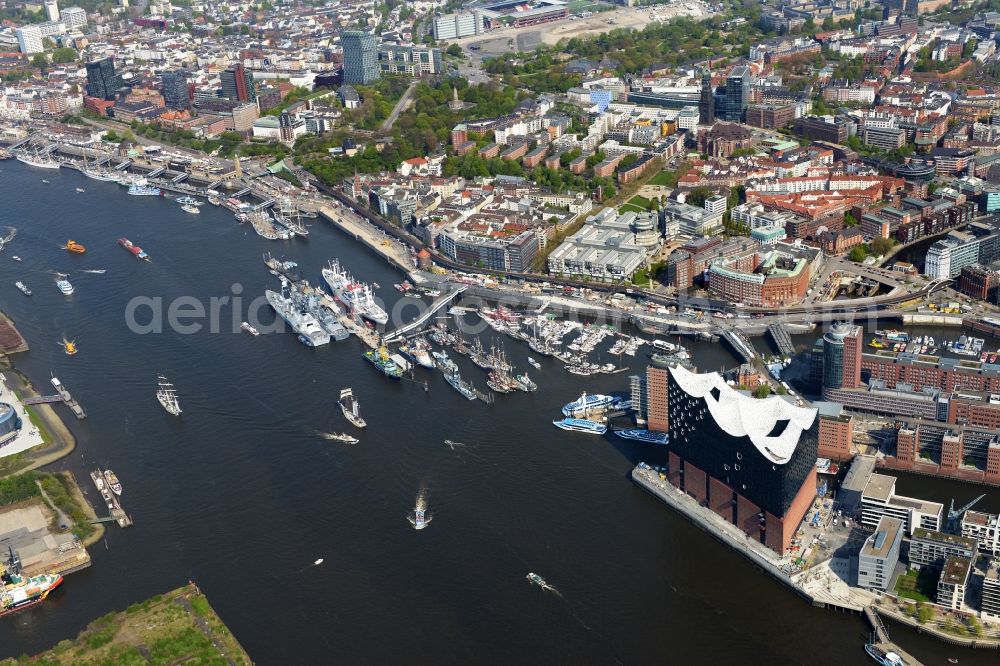 Hamburg from the bird's eye view: Riparian zones on the course of the river Elbe along the gangplanks Port Birthday in district St. Pauli in Hamburg