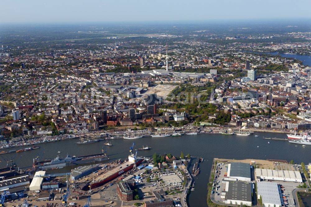 Aerial image Hamburg - Riparian zones on the course of the river Elbe along the gangplanks Port Birthday in district St. Pauli in Hamburg