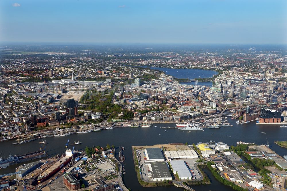 Hamburg from the bird's eye view: Riparian zones on the course of the river Elbe along the gangplanks Port Birthday in district St. Pauli in Hamburg