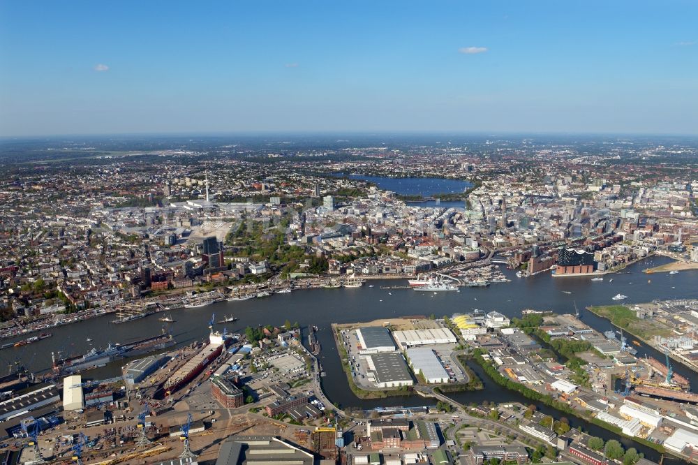 Aerial image Hamburg - Riparian zones on the course of the river Elbe along the gangplanks Port Birthday in district St. Pauli in Hamburg