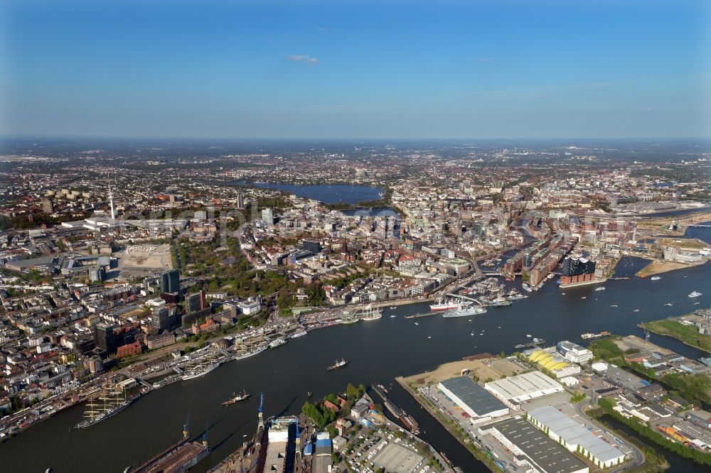 Aerial photograph Hamburg - Riparian zones on the course of the river Elbe along the gangplanks Port Birthday in district St. Pauli in Hamburg