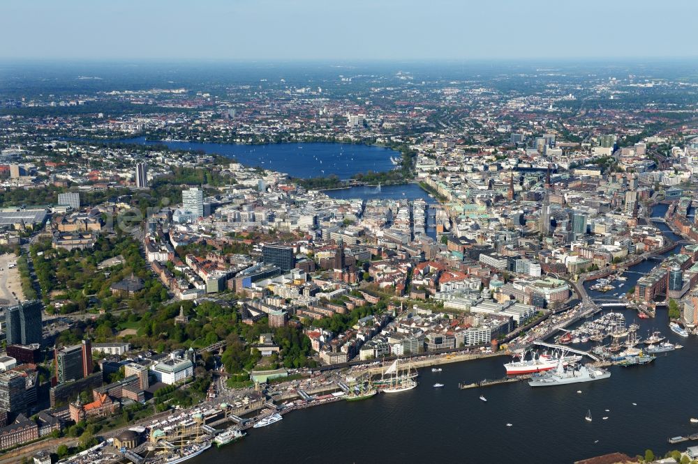 Hamburg from above - Riparian zones on the course of the river Elbe along the gangplanks Port Birthday in district St. Pauli in Hamburg