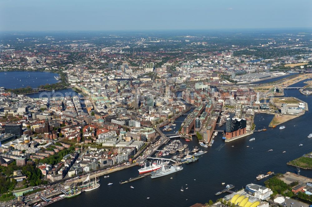 Hamburg from the bird's eye view: Riparian zones on the course of the river Elbe along the gangplanks Port Birthday in district St. Pauli in Hamburg