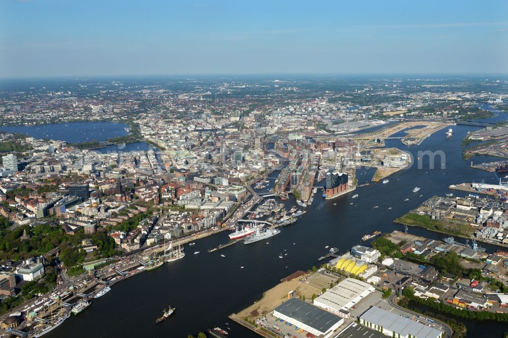 Aerial image Hamburg - Riparian zones on the course of the river Elbe along the gangplanks Port Birthday in district St. Pauli in Hamburg