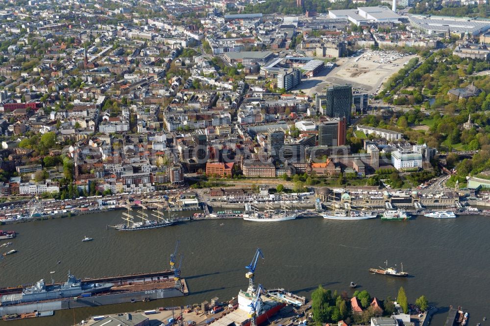 Hamburg from above - Riparian zones on the course of the river Elbe along the gangplanks Port Birthday in district St. Pauli in Hamburg