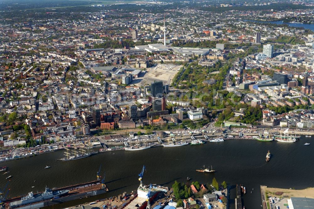 Hamburg from the bird's eye view: Riparian zones on the course of the river Elbe along the gangplanks Port Birthday in district St. Pauli in Hamburg