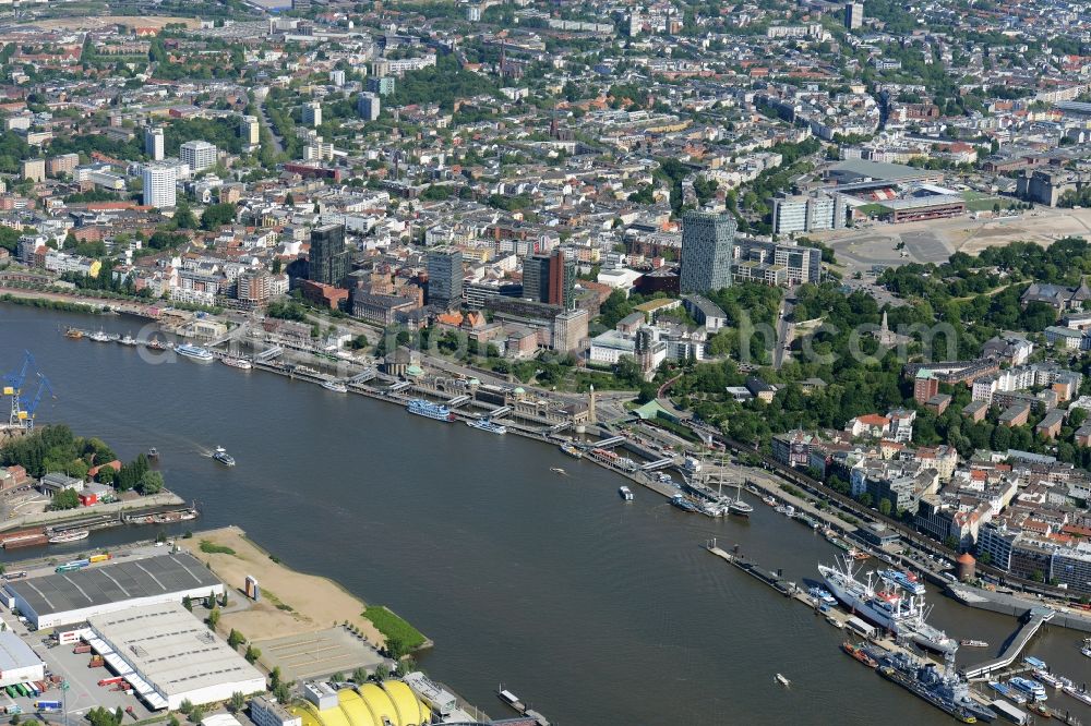 Hamburg from the bird's eye view: Riparian zones on the course of the river Elbe along the gangplanks in district St. Pauli in Hamburg