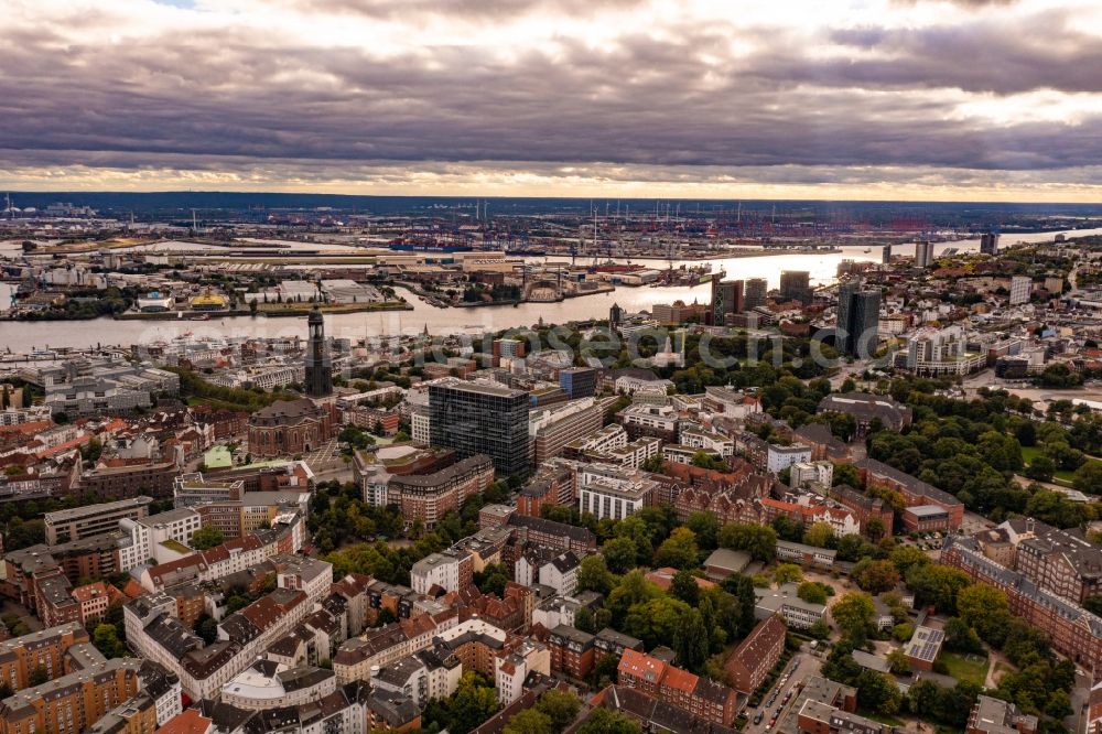 Aerial photograph Hamburg - Riparian zones on the course of the river Elbe along the gangplanks in district St. Pauli in Hamburg