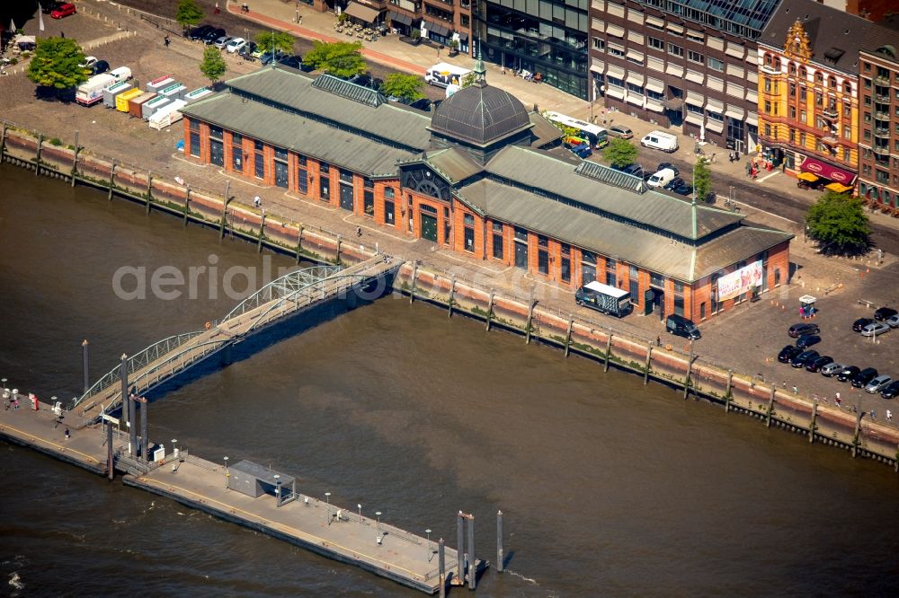 Aerial photograph Hamburg - Riparian zones on the course of the river der Elbe on the Fish Auction Hall in Hamburg in Germany