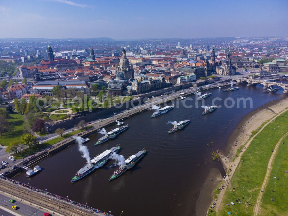 Aerial photograph Dresden - Riparian zones on the course of the river of Elbe with Flottenparade historischer Schaufelraddampfer on street Carolabruecke in Dresden in the state Saxony, Germany