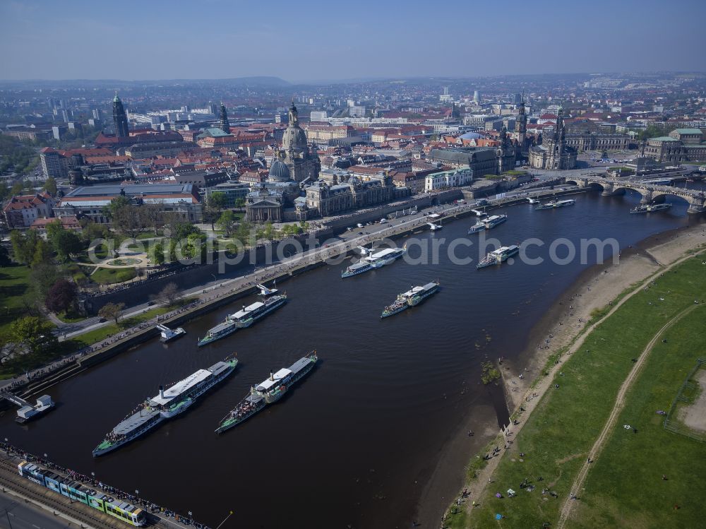 Dresden from the bird's eye view: Riparian zones on the course of the river of Elbe with Flottenparade historischer Schaufelraddampfer on street Carolabruecke in Dresden in the state Saxony, Germany