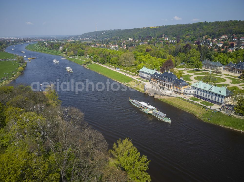 Aerial image Dresden - Riparian zones on the course of the river of Elbe with Flottenparade historischer Schaufelraddampfer on street Carolabruecke in Dresden in the state Saxony, Germany