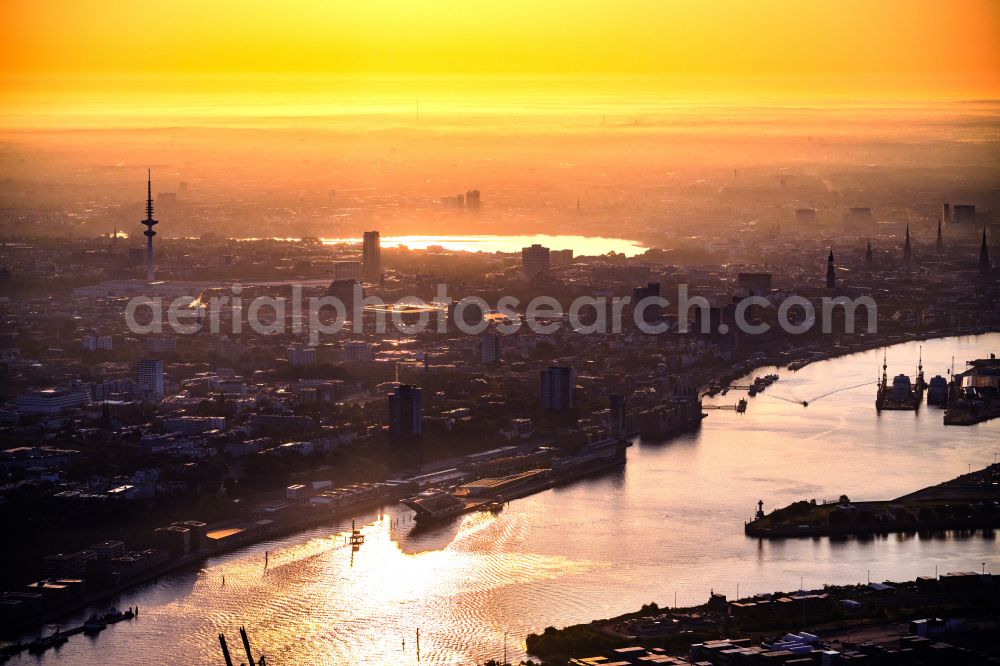 Hamburg from above - Riparian zones on the course of the river of the River Elbe in the district Steinwerder in Hamburg, Germany