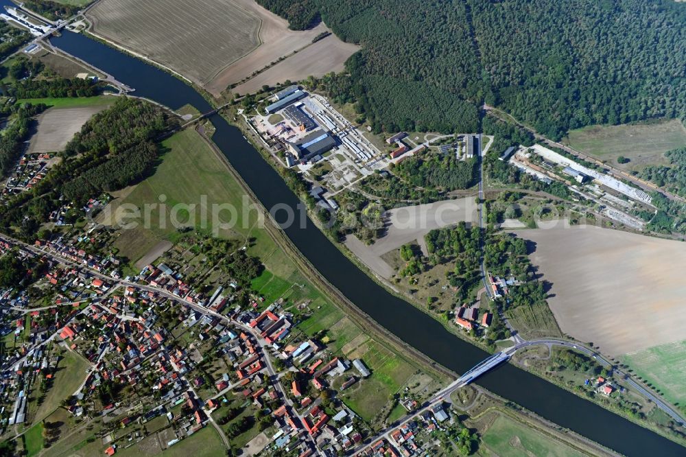 Aerial photograph Güsen - Riparian zones on the course of the river of Elbe-Havel-Kanal in Guesen in the state Saxony-Anhalt, Germany