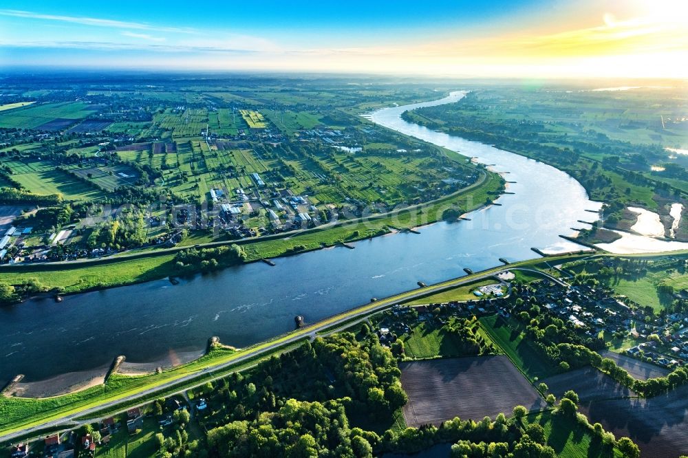 Aerial image Hamburg - Riparian zones on the course of the river of Elbe on Kraueler Hauptdeich in the district Kirchwerder in Hamburg, Germany