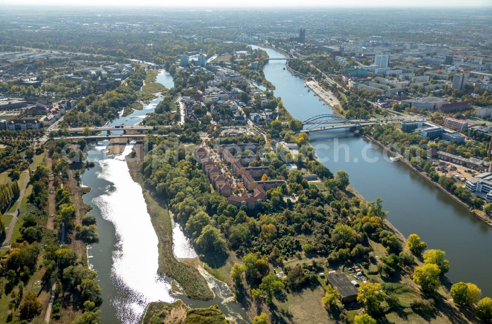 Magdeburg from the bird's eye view: Riparian zones on the course of the river of the River Elbe in Magdeburg in the state Saxony-Anhalt, Germany