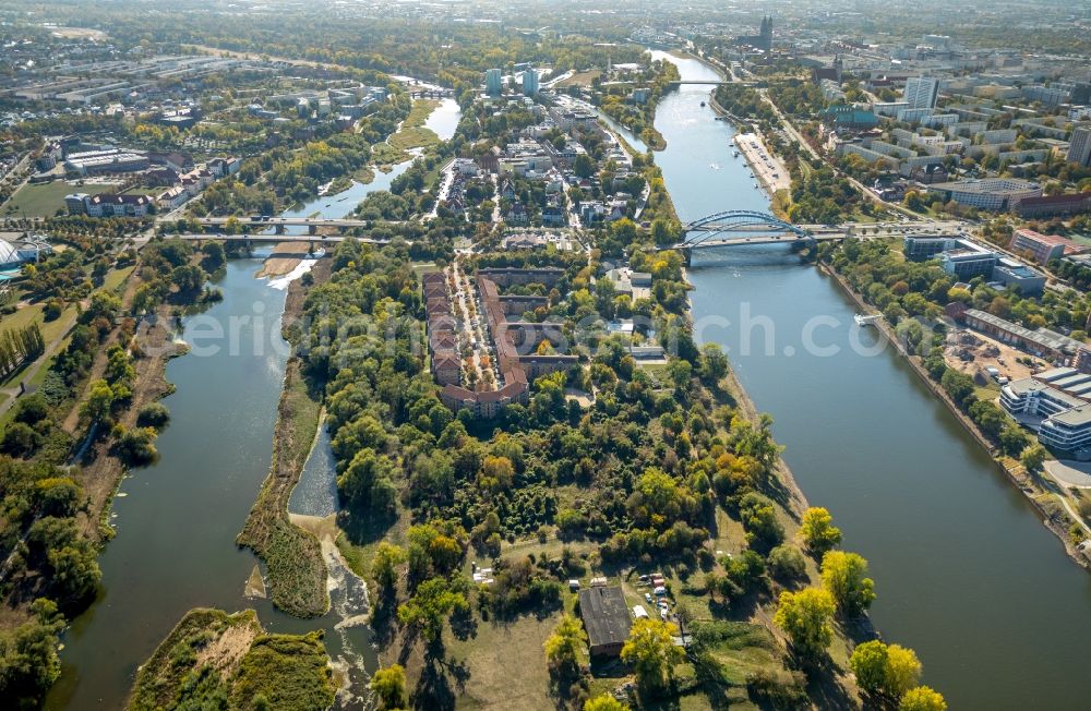 Aerial image Magdeburg - Riparian zones on the course of the river of the River Elbe in Magdeburg in the state Saxony-Anhalt, Germany