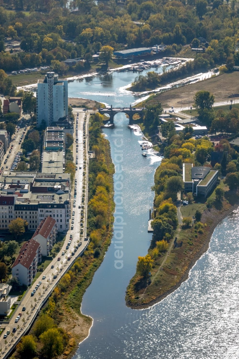 Magdeburg from the bird's eye view: Riparian zones on the course of the river of the River Elbe in Magdeburg in the state Saxony-Anhalt, Germany