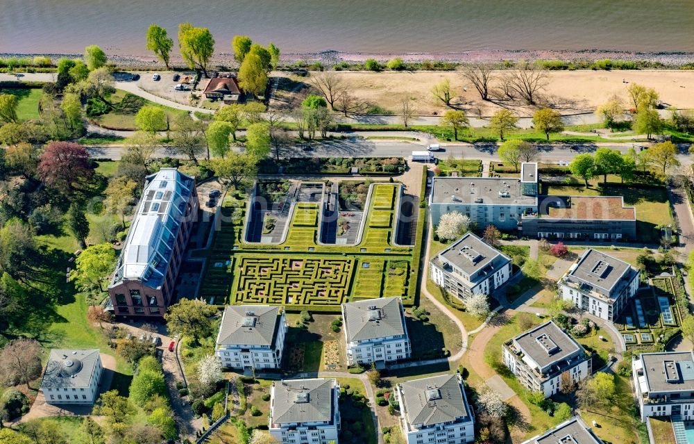 Aerial photograph Hamburg - Riparian zones on the course of the river of the River Elbe in the district Blankenese in Hamburg, Germany