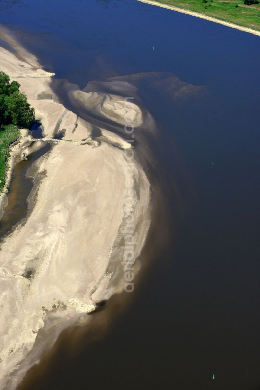 Hansestadt Werben (Elbe) from above - Riparian zones on the course of the river Elbe with sand nourishments banking and deposit surfaces near Hansestadt Werben (Elbe) in the state Saxony-Anhalt