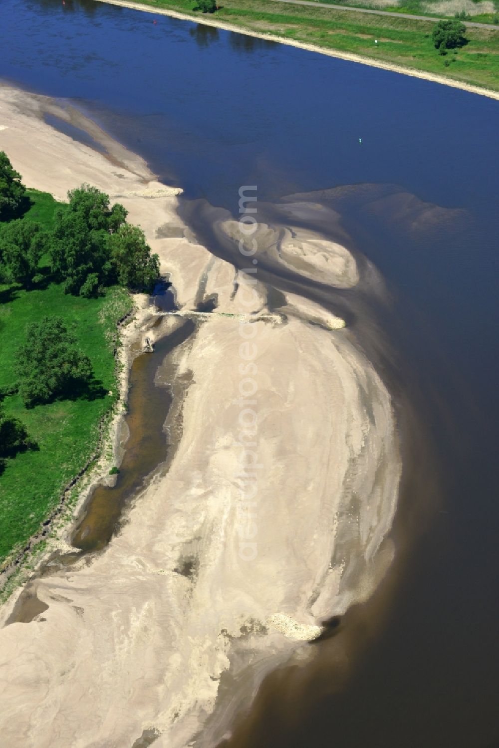 Hansestadt Werben (Elbe) from the bird's eye view: Riparian zones on the course of the river Elbe with sand nourishments banking and deposit surfaces near Hansestadt Werben (Elbe) in the state Saxony-Anhalt