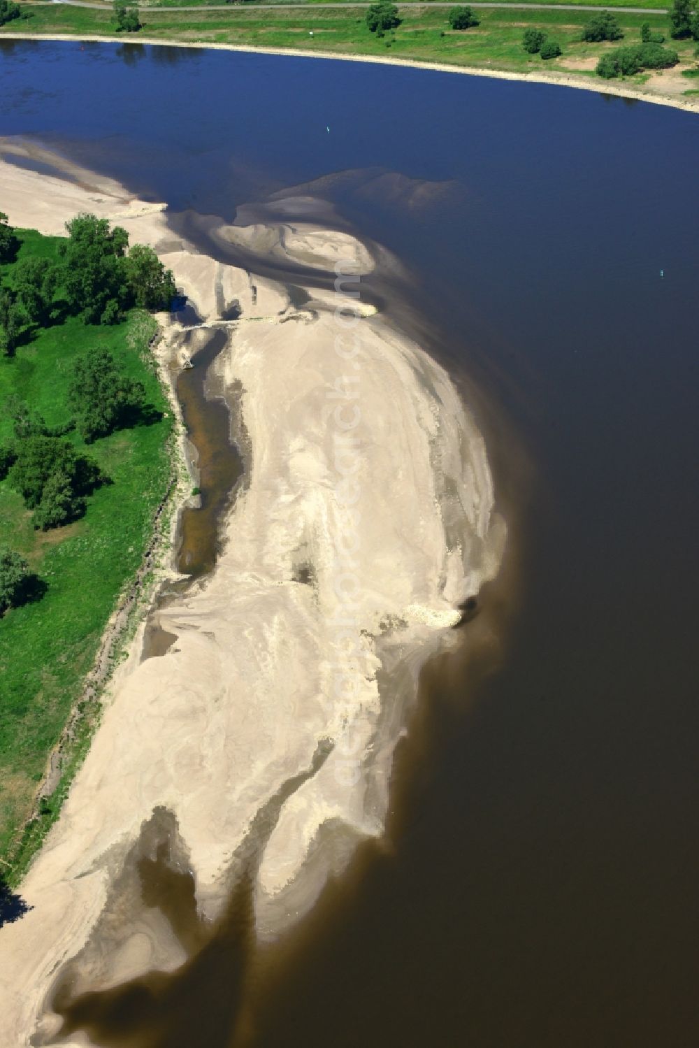 Aerial image Hansestadt Werben (Elbe) - Riparian zones on the course of the river Elbe with sand nourishments banking and deposit surfaces near Hansestadt Werben (Elbe) in the state Saxony-Anhalt