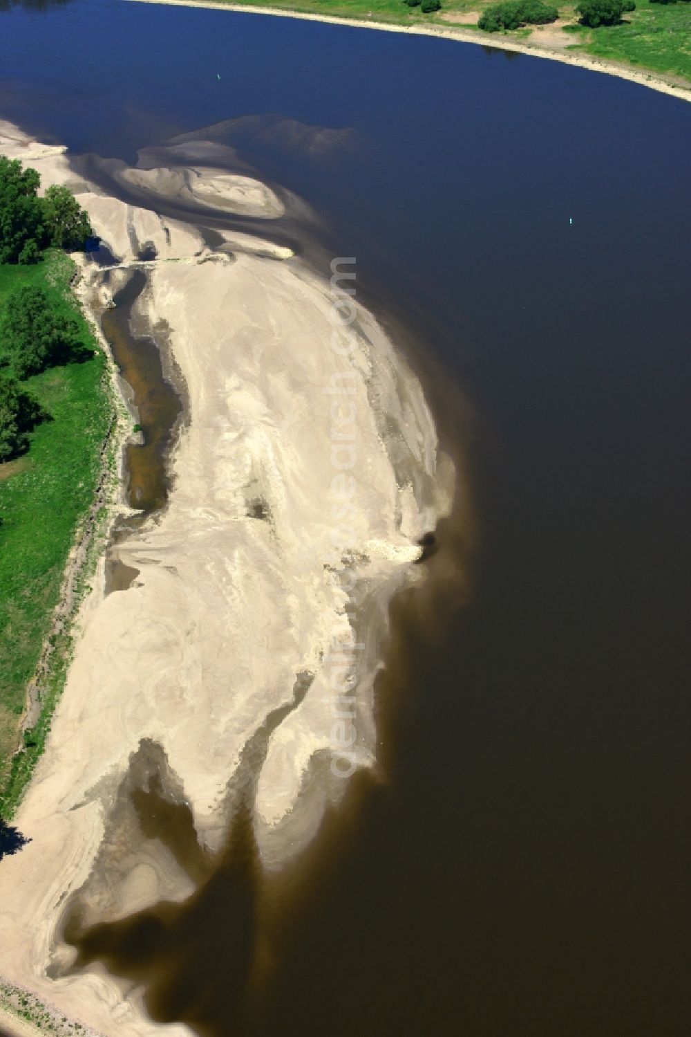 Aerial photograph Hansestadt Werben (Elbe) - Riparian zones on the course of the river Elbe with sand nourishments banking and deposit surfaces near Hansestadt Werben (Elbe) in the state Saxony-Anhalt