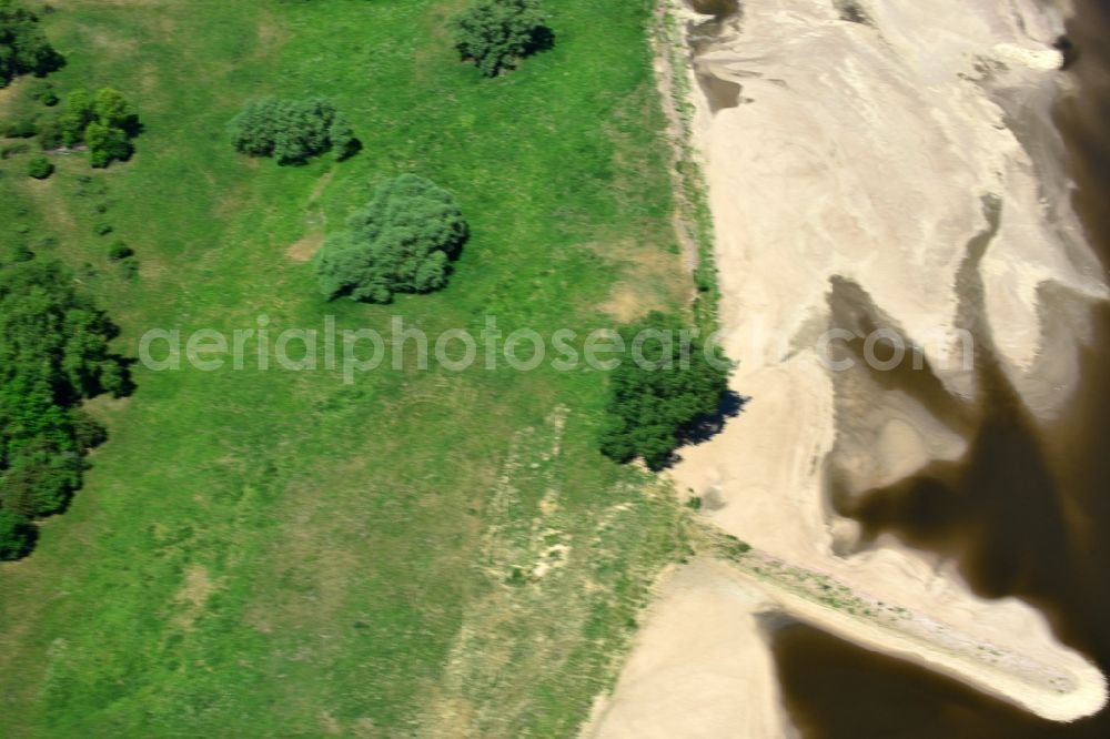 Hansestadt Werben (Elbe) from the bird's eye view: Riparian zones on the course of the river Elbe with sand nourishments banking and deposit surfaces near Hansestadt Werben (Elbe) in the state Saxony-Anhalt