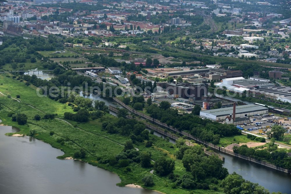 Magdeburg from the bird's eye view: Riparian zones on the course of the river Elbe - Schleusenkanal in Magdeburg in the state Saxony-Anhalt