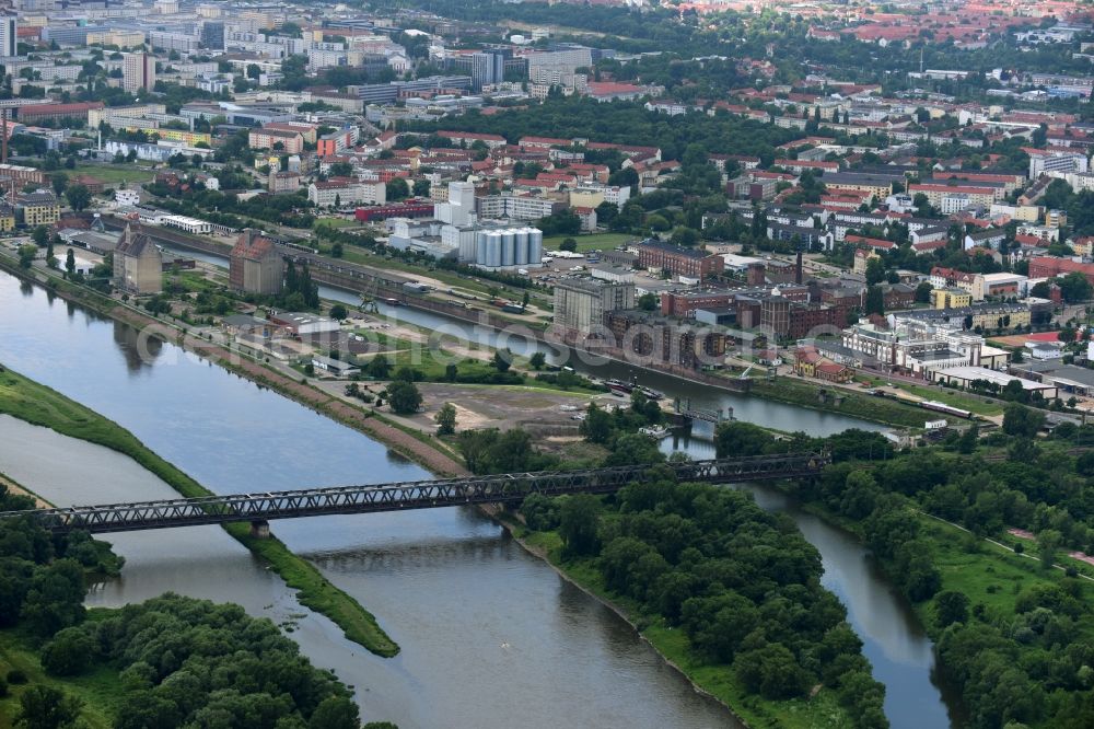 Aerial image Magdeburg - Riparian zones on the course of the river Elbe - Schleusenkanal in Magdeburg in the state Saxony-Anhalt