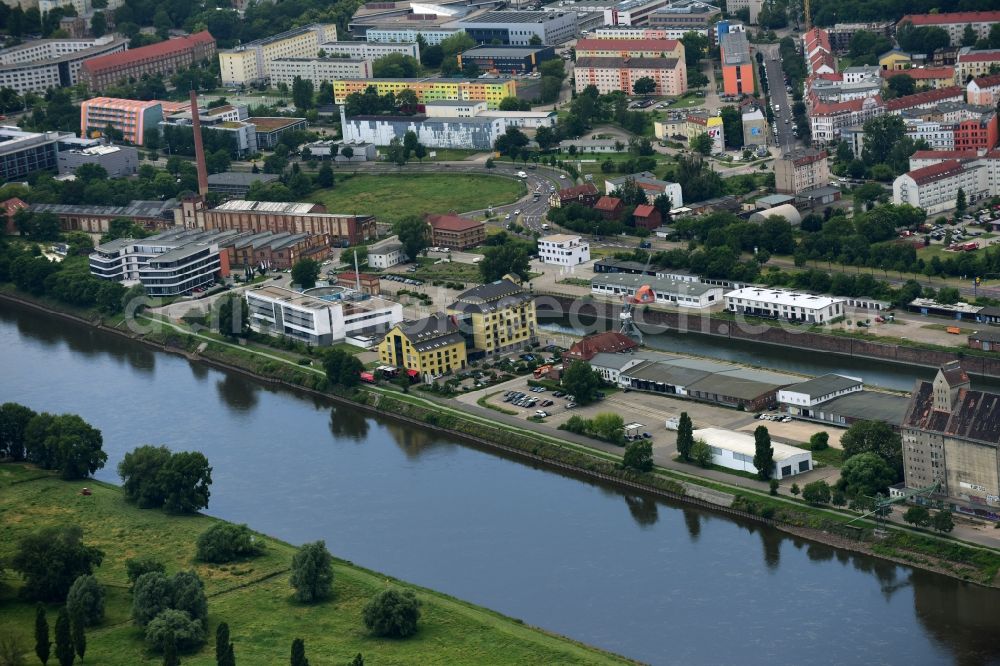 Aerial photograph Magdeburg - Riparian zones on the course of the river Elbe - Schleusenkanal in Magdeburg in the state Saxony-Anhalt