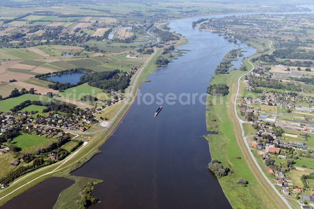 Winsen (Luhe) from above - Riparian zones on the course of the river Elbe at the border of Hamburg and Lower Saxony in Winsen (Luhe) in the state Lower Saxony