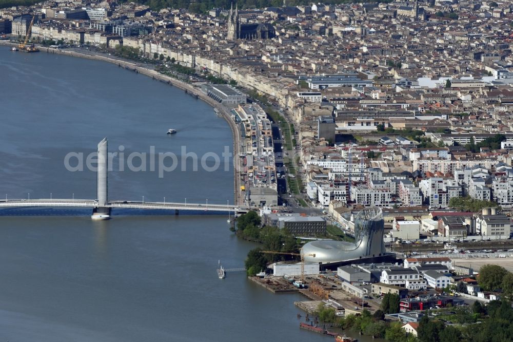 Aerial photograph Bordeaux - Riparian zones on the course of the river aloung the Boulevards Quai des Chartrons in Bordeaux in Aquitaine Limousin Poitou-Charentes, France