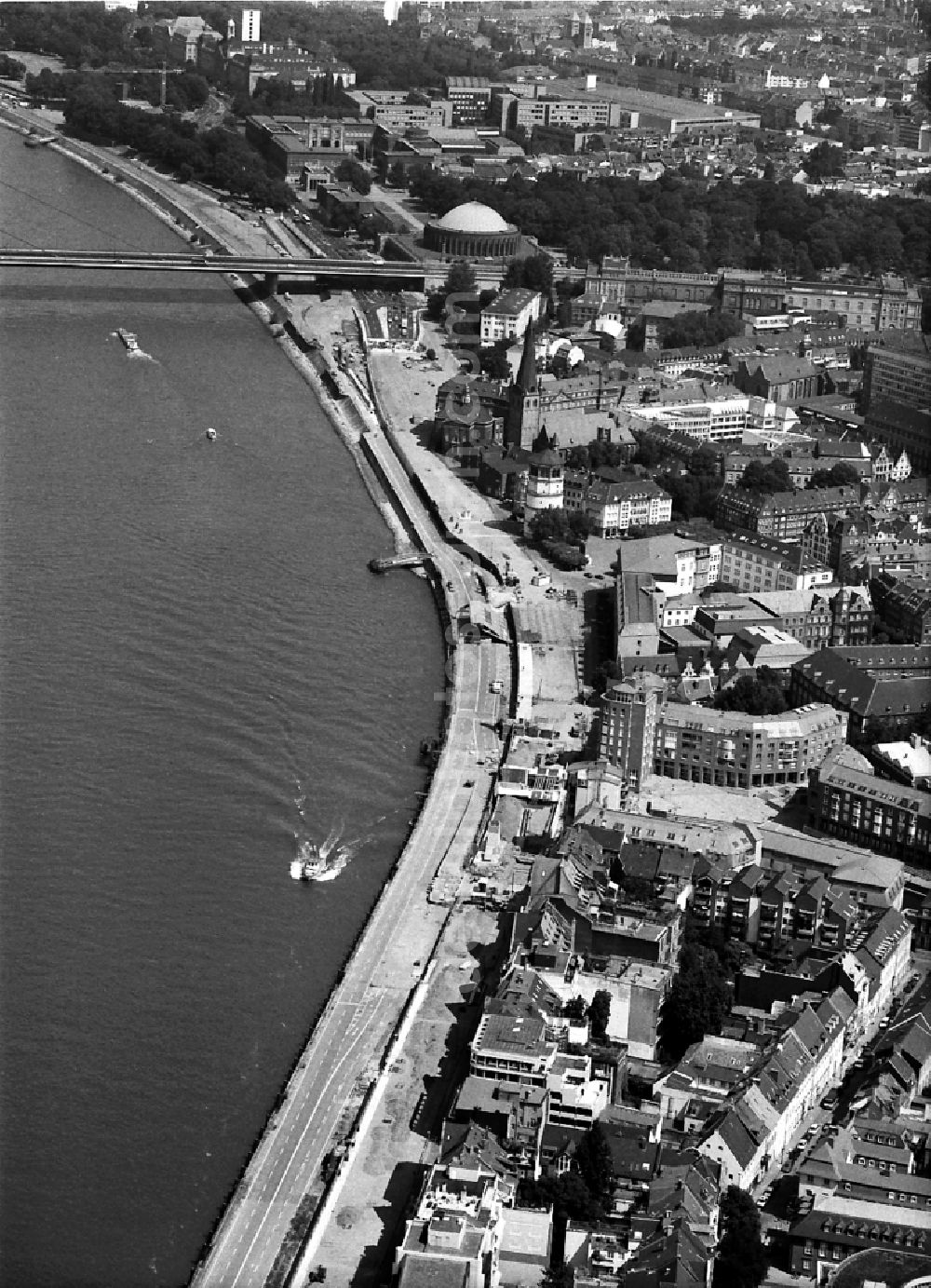 Aerial photograph Düsseldorf - Riparian zones on the course of the river along the rhine Rheinuferpromenade in Duesseldorf in the state North Rhine-Westphalia, Germany