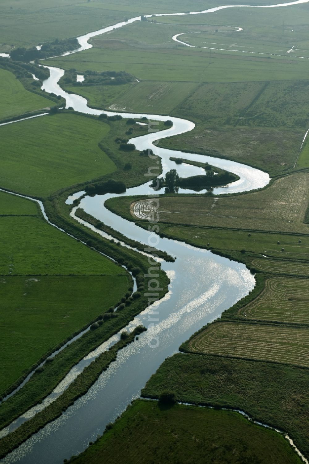 Großefehn from the bird's eye view: Riparian zones on the course of the river Fehntjer Tief in Grossefehn in the state Lower Saxony